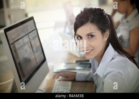 Fröhliche junge Frau Teilnahme am Business Schulung Stockfoto