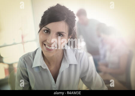 Fröhliche junge Frau Teilnahme am Business Schulung Stockfoto