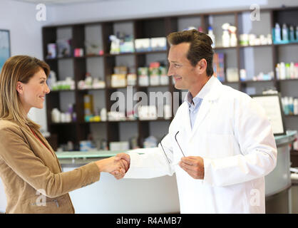Tierarzt geben Handshake zu Client Stockfoto