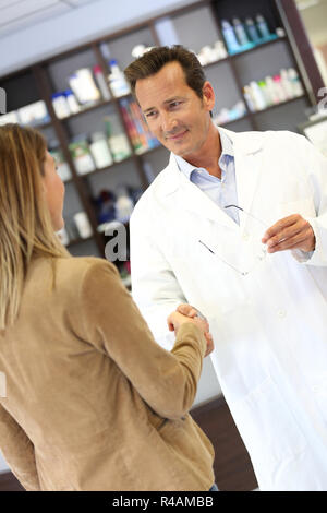 Tierarzt geben Handshake zu Client Stockfoto