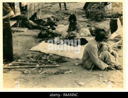 Hibakushas überlebenden Opfer der Atombombe im verwüsteten Ruinen Ödland, Hiroshima, Japan, 1945 Stockfoto