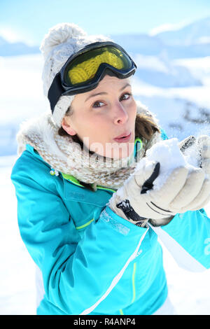 Portrait von Skifahrer hereinwehendem Schnee Flocken Stockfoto