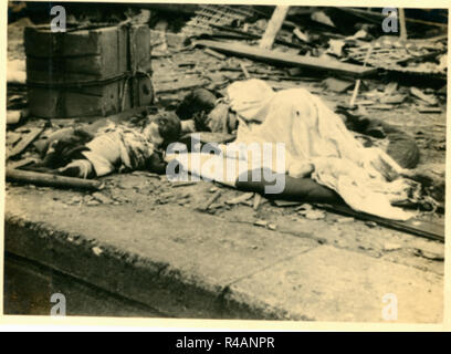 Leichen Leichen von Opfern der Atombombe im verwüsteten Ruinen Ödland, Hiroshima, Japan, 1945 Stockfoto