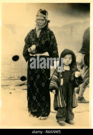 Hibakushas überlebenden Opfer der Atombombe, im traditionellen Kimono, Holding onigiri Reisbällchen, Hiroshima, Japan, 1945 Stockfoto