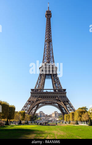Eiffel Tower von vorne. Große historische Gebäude im Zentrum von Paris. Das touristische Zentrum. Französische Attraktion Stockfoto