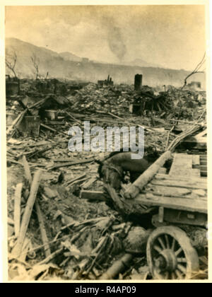 Dead Horse und Landschaft der verwüsteten Ruinen Ödland nach atomaren nuklearen Bombardierung,, Hiroshima, Japan, 1945 Stockfoto