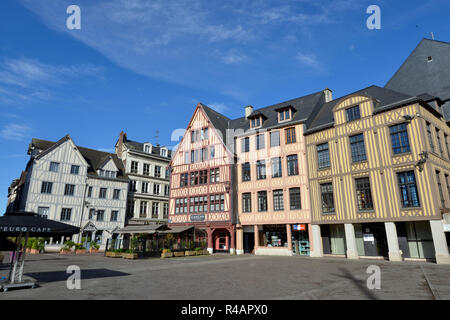 Rouen (Frankreich): Norman traditionelle Häuser mit Fachwerk Fassaden auf dem Platz der Alten Markt (Place du Vieux-Marche") in der Hyper Stockfoto