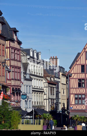 Rouen (Frankreich): Norman traditionelle Häuser mit Fachwerk Fassaden auf dem Platz der Alten Markt (Place du Vieux-Marche") in der Hyper Stockfoto