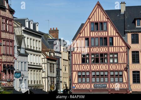 Rouen (Frankreich): Norman traditionelle Häuser mit Fachwerk Fassaden auf dem Platz der Alten Markt (Place du Vieux-Marche") in der Stockfoto