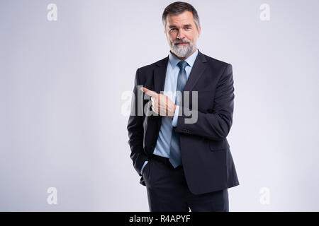 Portrait von Happy Reife Geschäftsmann präsentiert isoliert auf weißem Hintergrund. Stockfoto