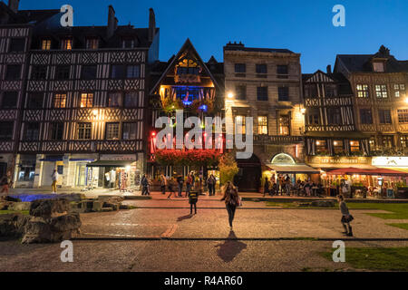 Rouen (Normandie, Frankreich): Fassaden der mittelalterlichen Häuser in der 'Place du Vieux Marche" Platz gesehen in der Nacht Stockfoto
