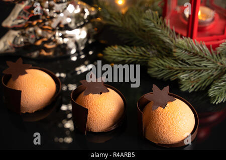 Trendy mousse Kuchen mit der Glasur dekoriert. Der dunkle Hintergrund. Stockfoto