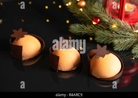 Trendy mousse Kuchen mit der Glasur dekoriert. Der dunkle Hintergrund. Stockfoto