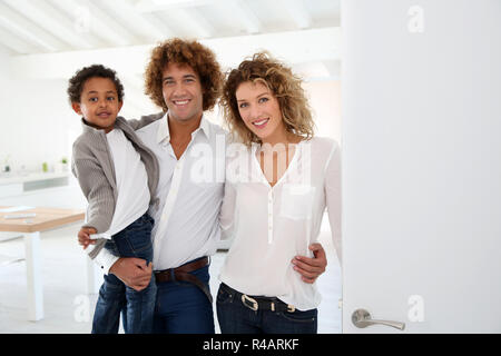 Glückliche Familie freundliche Menschen im neuen Haus Stockfoto