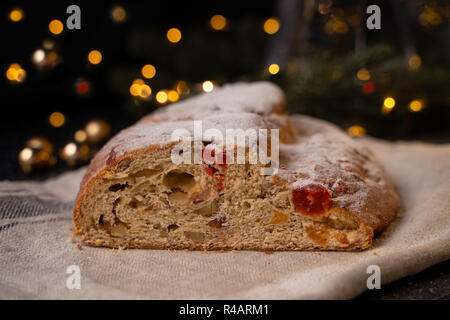 Traditionelle Europäische Weihnachten Gebäck, duftenden selbstgebackenen Stollen, mit Gewürzen und getrockneten Früchten. Stockfoto