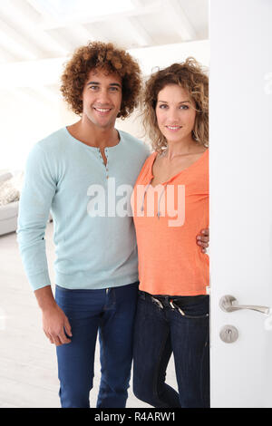Freundliche Paar neue home Eingang Stockfoto