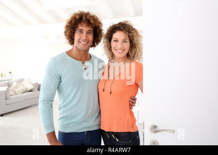 Freundliche Paar neue home Eingang Stockfoto