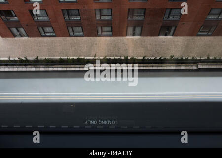 Auf eine leere Straße von einem Hotel Fenster geöffnet, in dem die Straße unten mit lackierten Markierung auf dem Asphalt. Stockfoto