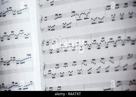 Noten auf weißem Papier Musik buchen. Stockfoto