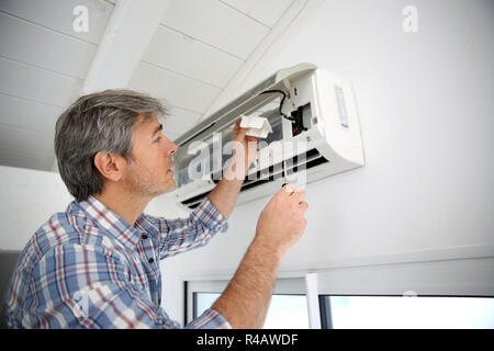 Handwerker zur Festsetzung der Klimaanlageneinheit Stockfoto