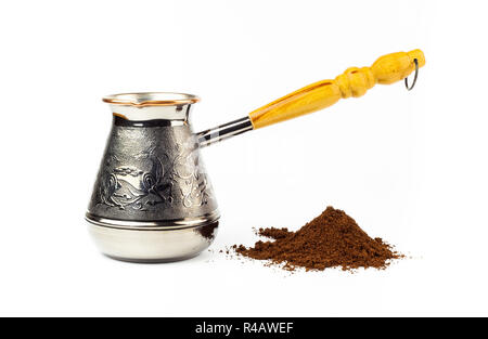 Jazva und ein Haufen von gemahlenem Kaffee auf weißem Hintergrund Stockfoto