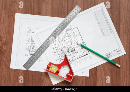 Zeichnung der Gebäudestruktur, Lineal, Bleistift und Gon mit Niveau. Das Konzept von Design und Konstruktion. Ansicht von oben Stockfoto
