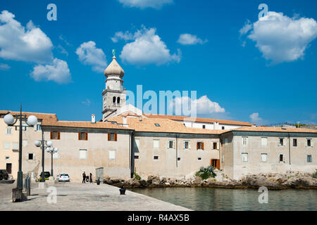 Turm von St. Mary's Basilica und Altstadt, Krk, Insel Krk, Kvarner Bucht, Kroatien Stockfoto