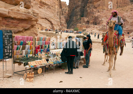 Souvenir shop in antiken Petra, Beduinen, Dromedar, Jordanien, Asien Stockfoto