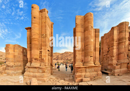 Die Ruinen der großen Tor, antike Stadt Petra, Spalten, UNESCO-Weltkulturerbe, Jordanien, Asien, Petra Stockfoto