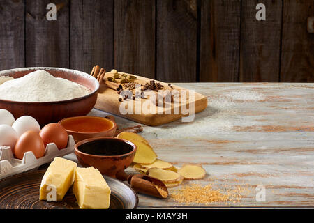 Zutaten für Lebkuchen Rezept auf hölzernen Tisch Stockfoto