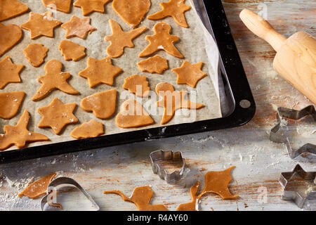 Andere Form roh Lebkuchen Cookies auf Ofen - fach Stockfoto