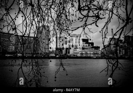 MI6-SIS-Hauptsitz an der Vauxhall Cross, London, England, UK. 25 Nov 2018 die SIS-Gebäude oder MI6-Gebäude an der Vauxhall Cross beherbergt das Hauptquartier des Secret Intelligence Service (SIS, MI 6), Foreign Intelligence Agency des Vereinigten Königreichs. Es ist in 85 Albert Embankment, Vauxhall, einem südwestlichen Teil von Central London am Ufer der Themse neben der Vauxhall Bridge entfernt. Das Gebäude ist der Sitz der SIS seit 1994. Stockfoto