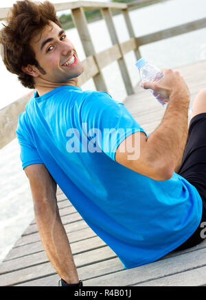 Man Trinkwasser nach dem Sport Aktivitäten Stockfoto