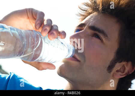 Man Trinkwasser nach dem Sport Aktivitäten Stockfoto