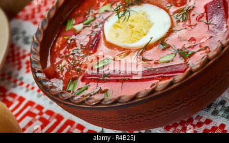 Chaladnik, Kalten Borschtsch aus Rüben, Rüben Blätter oder Sauerampfer und serviert mit Sauerrahm, weißrussische Küche, Traditionelle verschiedene Gerichte, Ansicht von oben. Stockfoto