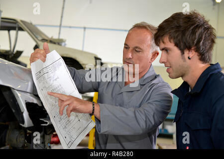 Lehrer mit coachbuidling Schüler in der Reparaturwerkstatt Stockfoto