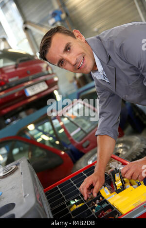 Portrait von Coachbuilder in autoshop Stockfoto