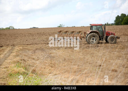 Bei laufendem Traktor in der Agrarwirtschaft Stockfoto