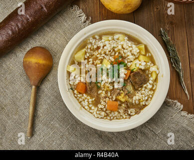 Scotch Brühe, illing Suppe Gerste, dünsten oder schmoren Teile von Lamm, Hammel- oder Rindfleisch, Wurzelgemüse schottische Küche, Traditionelle verschiedene Gerichte, T Stockfoto