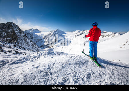 Junge glücklich attraktive Skifahrer auf der Oberseite der Berge genießen der Aussicht von Presena Gletscher, Tonale, Italien. Stockfoto