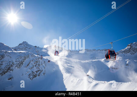 TONALE, Italien - 20 Jan, 2018 - Beeindruckende winter Panorama in Tonale Skigebiet. Mit der Italienischen Alpen von Adamelo Gletscher, Italia, Europa. Stockfoto