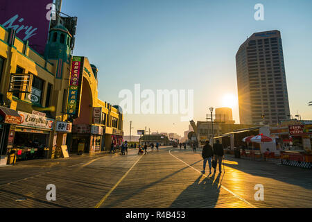 Atlantic City, New Jersey, USA. 09-04-17: Atlantic City Boardwalk bei Sonnenuntergang. Stockfoto