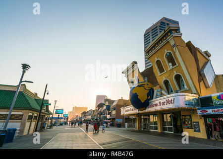 Atlantic City, New Jersey, USA. 09-04-17: Atlantic City Boardwalk bei Sonnenuntergang. Stockfoto