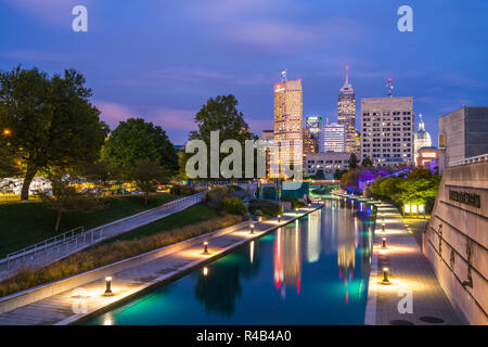 Indianapolis, Indiana, USA -09-13-17, schöne indiannapolis Skyline mit Reflexion über Wasser. Stockfoto