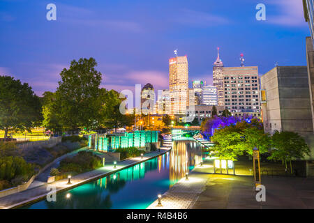 Indianapolis, Indiana, USA -09-13-17, schöne indiannapolis Skyline mit Reflexion über Wasser. Stockfoto