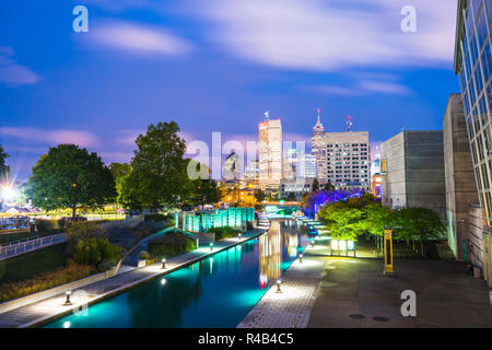 Indianapolis, Indiana, USA -09-13-17, schöne indiannapolis Skyline mit Reflexion über Wasser. Stockfoto