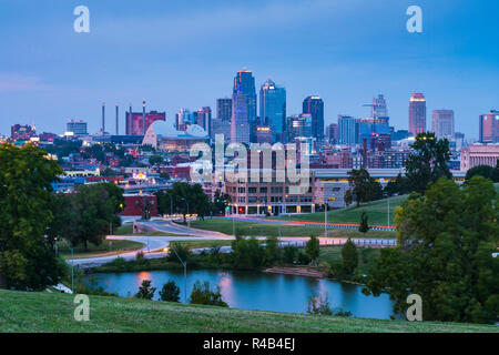 Kansas, Missouri, USA. 09-15-17, schöne Kansas City Skyline in der Dämmerung. Stockfoto