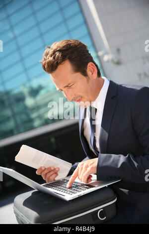 Unternehmer Arbeiten am Laptop außerhalb des Büros Stockfoto