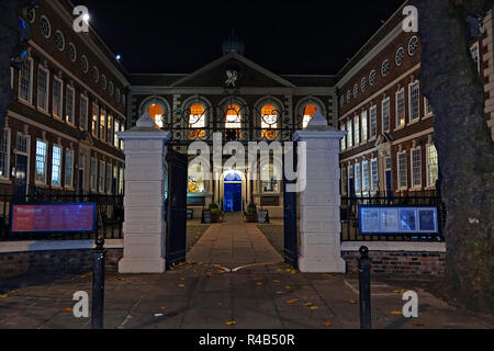 In 1716-17 als Schule erbaut, Bluecoat Kammern in der Schule Lane ist das älteste erhaltene Gebäude im Zentrum von Liverpool, Großbritannien. Gezeigt leuchtet in der Nacht. Stockfoto
