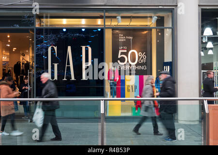 Schwarzer Freitag Käufer vorbei eine Lücke in Liverpool UK Stadtzentrum. 2018 Stockfoto